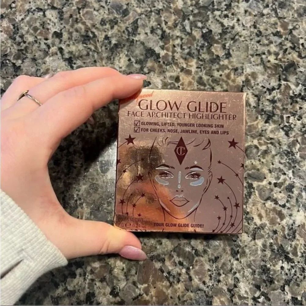 Charlotte Tilbury Glow Glide Face Architect Highlighter-champagne glow